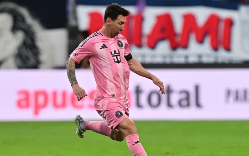 دموع الأرجنتين.. لاعب ينهار في أحضان ميسي بعد الكشف عن وشم القميص الجديد